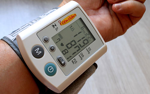 Automated wrist blood pressure monitor
